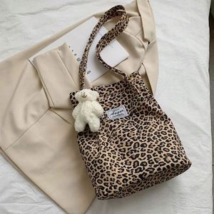Sacs fourre-tout pour femmes MU, nouvelle collection, vente chaude, à bandoulière unique, fermeture éclair, motif bonbon, légers, style coréen, en polyester - Product Image 4