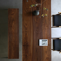Ensemble de table à manger en noyer massif Wabi Sabi, table à plateau épais avec banc pour hôtel écologique