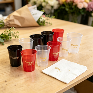 Gobelets transparents en PET de 16 oz pour thé au lait, boissons froides, utilisation en carnaval, stades sportifs, design graphique personnalisable, modèle de marque avec serviette - Product Image 1