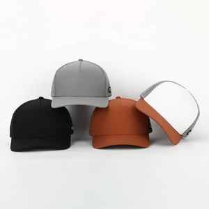 Casquette de baseball sportive 6 panneaux en polyester imperméable, avec patch en caoutchouc découpé au laser, design OEM personnalisé de haute qualité pour le golf - Product Image 2