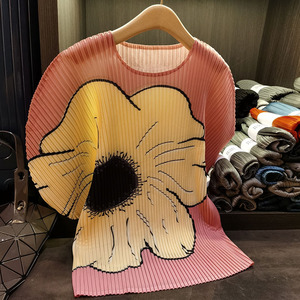 เสื้อยืดพลีททรงหลวมไซส์ใหญ่ลายดอกทานตะวัน ปี 2026 สำหรับผู้หญิง แขนทรงปีกค้างคาว ลายสก็อตแบบเป็นทางการ 3 มิติ เป็นมิตรกับสิ่งแวดล้อม ประดับลูกปัดแบบโปร่ง สำหรับฤดูร้อน - Product Image 3