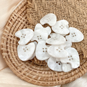 Boutons en résine écologiques fantaisie en gros, 2 trous, 15 mm-30 mm, pour jupe et robe pour femmes, décoratifs, avec délai de livraison d'échantillon de 7 jours - Product Image 3