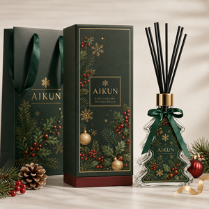 Diffuseur de parfum en verre transparent Aikun 100ml en forme de sapin de Noël avec bâtonnets noirs, capuchon doré, boîte cadeau rouge et ruban pour la décoration des fêtes - Product Image 2