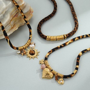 Collier pendentif en acier inoxydable à motif en forme de cœur pour femme élégante - Collier de style chaîne. Plaqué or 18 carats. Personnalisé <span class=keywords><strong>d</strong></span> - Product Image 4