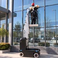 Plateforme élévatrice verticale mobile autotractée compacte à mât en aluminium pour accès étroit et maintenance d'entrepôts