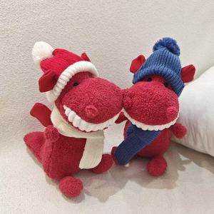 Peluche de Dinosaurio Rojo, Suave y Adorable, con Diseño de <span class=keywords><strong>Dino</strong></span> y Gorro, para Niños, Compañero de Sueño, Decoración del Hogar, Venta al por Mayor en Supermercados - Product Image 1