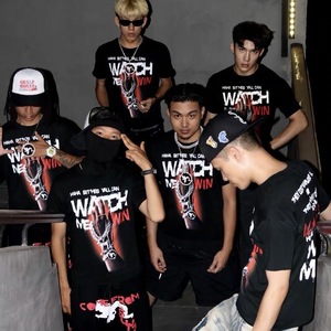T-shirt imprimé graphique « WATCH ME WIN » pour hommes et femmes, t-shirt en coton noir style hip-hop streetwear, haut décontracté à manches courtes pour un style urbain - Product Image 1