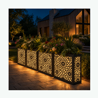 Jardinières métalliques sur mesure de grande taille avec éclairage intégré pour la division des espaces de restaurant