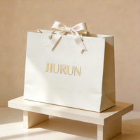 Sac shopping en papier recyclé de luxe couleur crème beige avec impression personnalisée, votre propre logo, ruban et nœud pour emballage cadeau