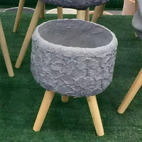 Dekorasi Taman Rumah 2 Ukuran Set Pot Bunga Tanaman dari Serat Tanah Liat Besar dengan Kaki Tripod Kayu Pot Tanaman Berdiri di Lantai Dalam Ruangan