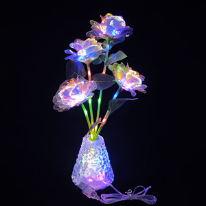 Nuova Lampada da Tavolo a 4 Teste con Fiori Artificiali, Effetto Lampeggiante, Ricarica USB o Batteria, LED Stile Contemporaneo, Luce Notturna a Forma di Rosa - Product Image 1