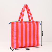 Sac de toilette de voyage personnalisé en gros, écologique, rayé, rétractable, rembourré de duvet, tendance