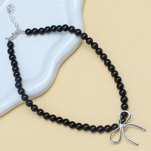 สร้อยคอโชคเกอร์มุกเทียมสำหรับผู้หญิงพร้อมดีไซน์โบว์สีขาวและสีดำเครื่องประดับแฟชั่นสวมใส่ทุกวัน - Product Image 3