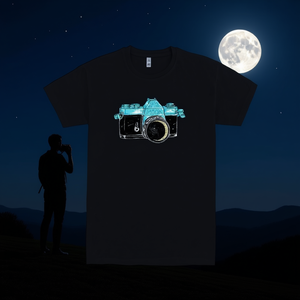 Camiseta Look At The Moon, diseño gráfico negro, estampado de cámara, ropa unisex - Product Image 3