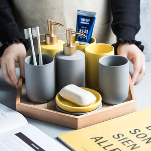 Ensemble de salle de bain en céramique quatre pièces Casualpure avec rince-bouche en plastique et tasses à brosse à dents fournitures de toilette - Product Image 3