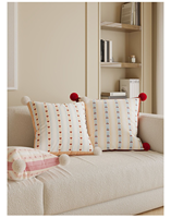 Housse de coussin décorative en peluche courte crème avec insert, pompons et imprimé cerises pour canapé de salon