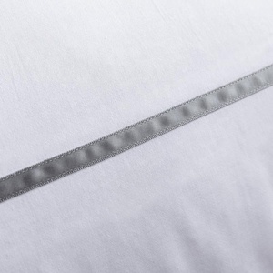 Set di Biancheria da Letto Classico Originale Bianco per Hotel in Cotone a Fibra Lunga 60S con Logo Ricamato - Product Image 5