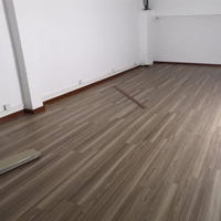 Revêtement de sol SPC LVT à verrouillage 4mm-8mm en PVC avec traitement de surface imitation parquet pour bureaux, supermarchés, gymnases et projets intérieurs