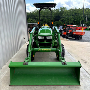Tracteur compact à roues John Deere 70 CV, transmission par engrenages 4x4, chargeur frontal vert, utilitaire multifonctionnel pour jardin - Product Image 1