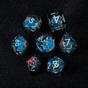 ชุดลูกเต๋า DND ลายปลาคาร์ฟประดับกลิตเตอร์ ขอบคม สำหรับผู้เล่นเกม D&D และเกมกระดาน TTRPG - Product Image 2