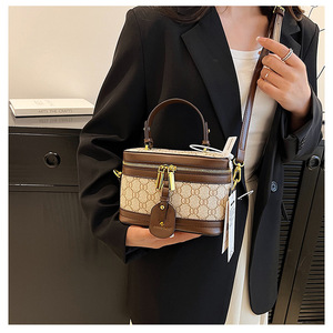 <span class=keywords><strong>Sac</strong></span> à <span class=keywords><strong>main</strong></span> tendance pour femme. Design à motifs géométriques. Fabriqué en matériau PU. Peut être transporté en accrochant à une sangle. - Product Image 6