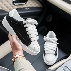 Zapatillas Deportivas Personalizadas de Lona con Suela Gruesa Estilo París para Hombre, con Cordones, Pintadas con Spray, Retro, Modernas, Casuales - Product Image 2