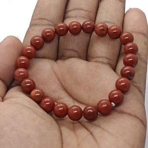 Bracelet en perles d'agate rouge vintage fait à la main de style Feng Shui avec placage à l'or et charme religieux pour les amateurs de fête et de bijoux - Product Image 6