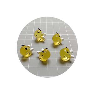 100 pièces/lot 15*16MM Abeilles en résine luminescente Artisanat 3D Mini Abeilles qui brillent dans le noir Ornements pour l'art artisanal Décoration de table pour fête d'anniversaire - Product Image 1