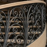 Escalier en colimaçon courbé sur mesure, garde-corps en fer forgé orné, marches en bois, design luxueux pour villa, hôtel, grand hall intérieur