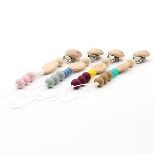 Supporto per ciuccio in legno progettato su misura con perline in Silicone e catena per bambini 0-12 mesi - Product Image 1