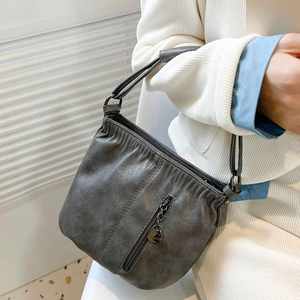 Sac à main tendance et élégant en cuir souple 2024 pour femme, spacieux et élégant, idéal pour les occasions décontractées et professionnelles - Product Image 4