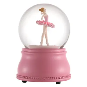 Sfera di neve in resina personalizzata con sfera di musica che gira danzante con decorazione a globo d'acqua rosa Base regalo per ragazza cartone animato carino