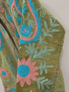 Veste en velours brodée Suzani de style indien vert, unisexe, robe kimono d'hiver, veste longue, cadeau pour demoiselle d'honneur - Product Image 4