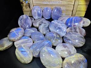 Venta al por mayor Natural <span class=keywords><strong>de</strong></span> alta calidad <span class=keywords><strong>de</strong></span> cristal curativo pulido fuerte luz azul <span class=keywords><strong>piedra</strong></span> lunar Palma <span class=keywords><strong>para</strong></span> <span class=keywords><strong>la</strong></span> decoración del regalo - Product Image 4