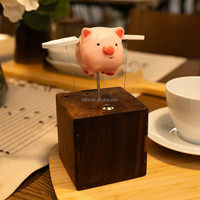 Boîte à musique en noyer noir avec figurine de cochon volant et ailes rotatives - Artisanat automatique pour la décoration intérieure