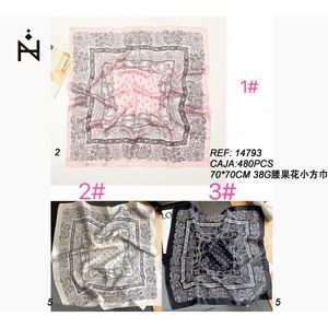 Foulard Quadrato Z Brand 70x70cm con Motivo Floreale, Accessorio Moda Leggero per Donne e Uomini - Product Image 3