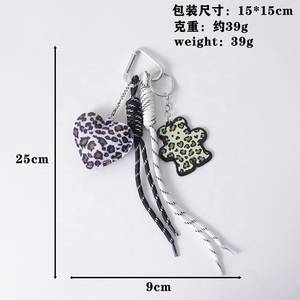 Vente en gros de porte-clés en cuir PU de haute qualité avec pendentif en forme de cœur à imprimé léopard, accessoires Miu Lanyard - Product Image 6