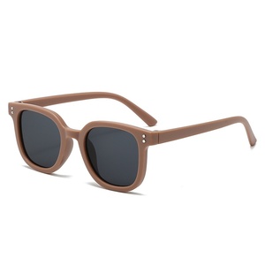 2025 <span class=keywords><strong>gafas</strong></span> de sol Anti UV de alta moda para niños y niñas <span class=keywords><strong>gafas</strong></span> de bebé de moda con marcos de Color caramelo en rojo azul café - Product Image 2