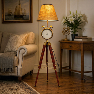 Lampe sur pied décorative éclairée de qualité exceptionnelle, en bois, avec cadran d'horloge et accents en laiton, design traditionnel. - Product Image 1