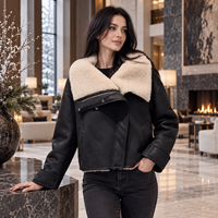 Veste en cuir OEM à col en fourrure légère, fermeture à boutons-pression, poches plaquées et à rabat, coupe carrée, garnie de fourrure, pour un style urbain automne-hiver