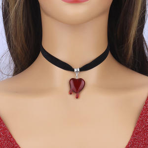 Collar de terciopelo en forma de corazón con colgante de sangre goteando para mujer, estilo gótico de moda para fiestas - Product Image 1