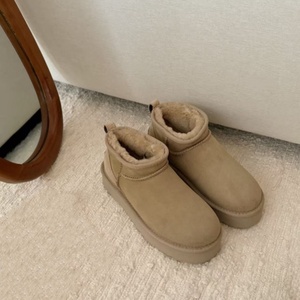 Bottes d'hiver chaudes pour femmes en cuir de vachette véritable et doublure en fourrure de mouton, à semelle épaisse et plate, pour la neige - Product Image 5