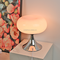 Lampe de table LED créative avec abat-jour en verre au design moderne pour chambre à coucher et ambiance chaleureuse