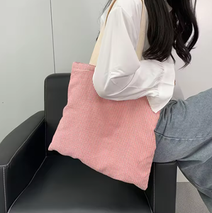 กระเป๋าผ้าแคนวาสลายทางสีสันสดใส ขนาดใหญ่ ใส่ของได้เยอะ  รับสกรีนโลโก้  พร้อมช่องใส่ของและซิป เหมาะสำหรับใช้เป็นกระเป๋าถือหรือสะพายไหล่ - Product Image 5