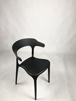 Chaise en corne de vache en plastique au design scandinave Mobilier d'extérieur domestique simple Dossier épais pour restaurant de négociation de loisirs