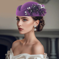 Chapeau Turban Vintage en Feutre pour Femme, Béret Doux à Motif Dessiné à la Main, Fascinator Fleur, Idéal pour l'Été, la Plage, les Fêtes, et les Hôtesses de l'Air - 100% Feutre
