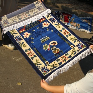 Alfombra de oración moderna con diseño de arco de mezquita, tejida en jacquard, resistente a la decoloración, para uso doméstico musulmán en la oración (Namaz). - Product Image 1