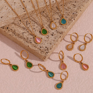 Ensemble de bijoux élégants en acier inoxydable plaqué or avec pendentif en cristal œil de chat et boucles d'oreilles - Product Image 1