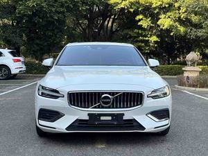 <span class=keywords><strong>Volvo</strong></span> <span class=keywords><strong>S60</strong></span> d'occasion <span class=keywords><strong>2022</strong></span>, berline de luxe intermédiaire, B4 Inscription Luxury FWD 7AT 48V Mild Hybrid, sûre et confortable - Product Image 3