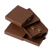 Boîte cadeau en carton écologique de type tiroir avec laminage mat et gaufrage pour l'emballage de sous-vêtements et de chaussettes